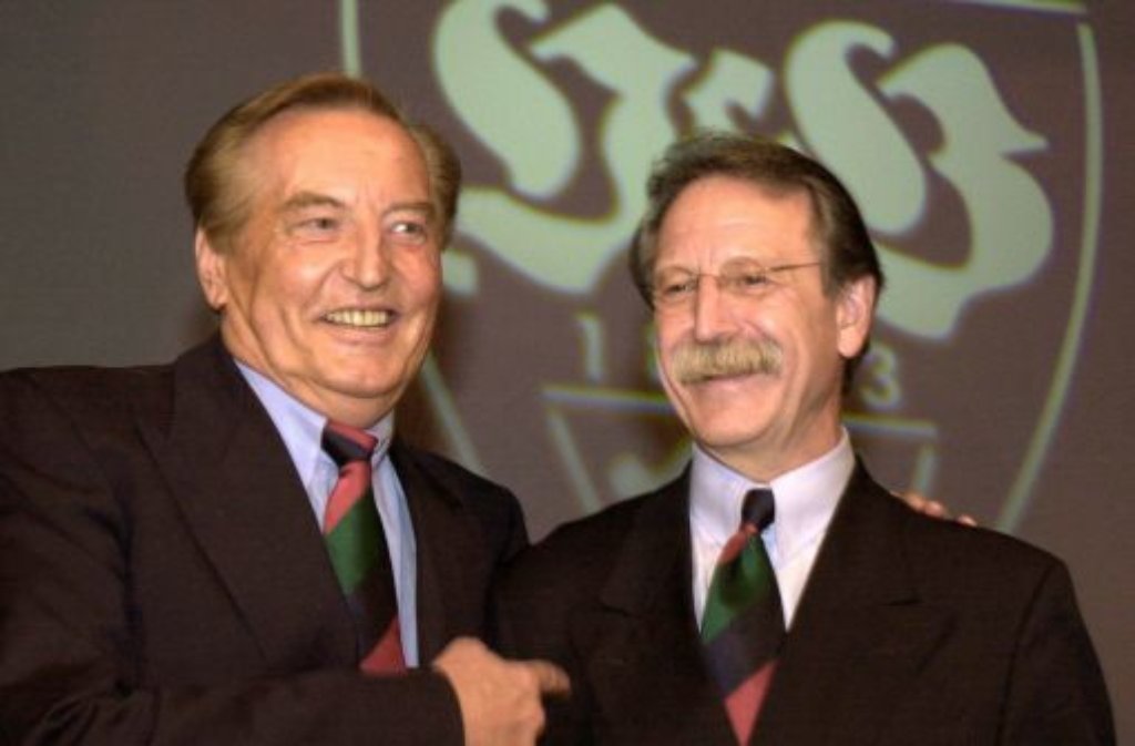 Nach 25 Jahren MV endet im Jahr 2000 eine Ära: Bei seinem Rücktritt hinterlässt Mayer-Vorfelder seinem Nachfolger Manfred Haas (rechts) einen Schuldenberg in Höhe von etwa 15 Millionen Euro.