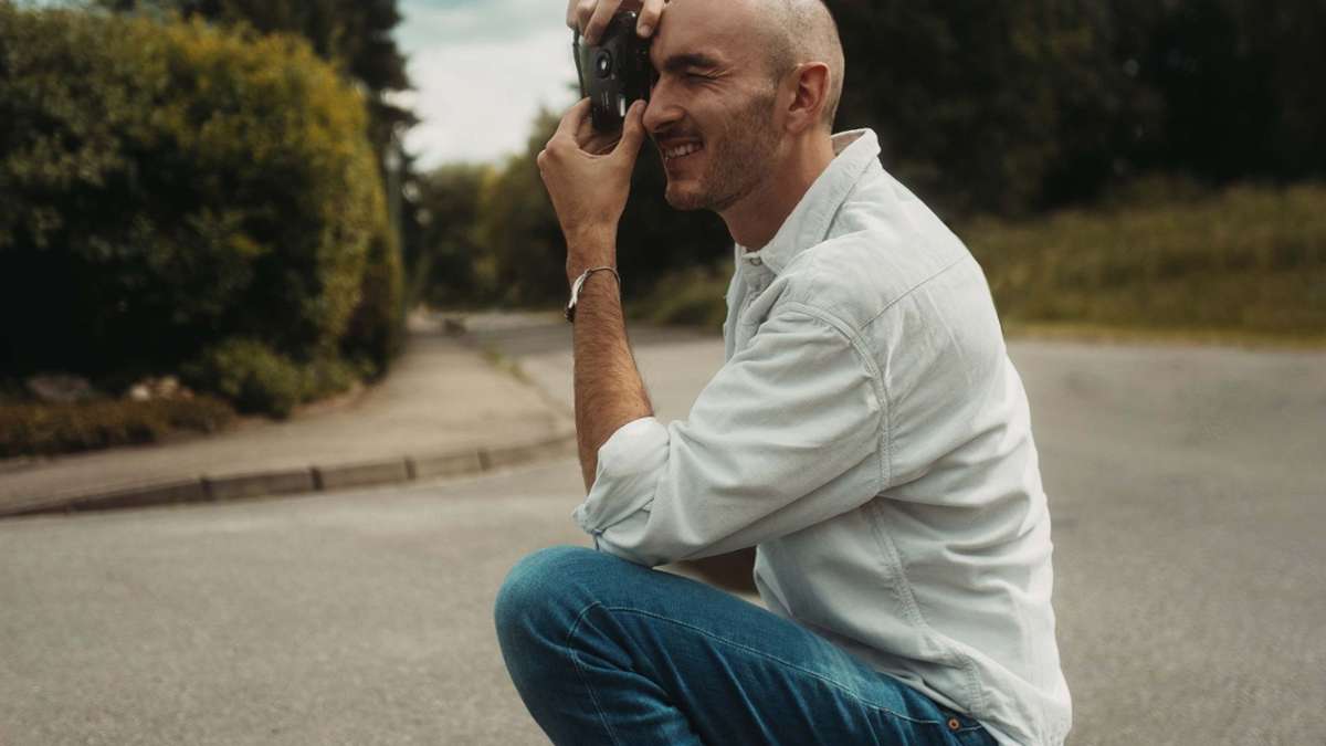 Der Fotograf Alwin Maigler des „Kuss isch Kuss“-Projekts im Städtischen Lapidarium ist inzwischen das jüngste Mitglied im Berufsverband Freie Fotografen und Filmgestalter. Wir haben mit ihm über seinen Weg als Fotograf gesprochen.