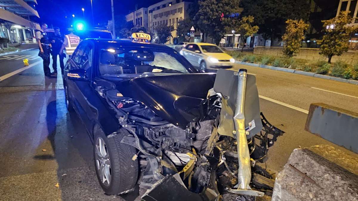 Unfallflucht in Stuttgart-Mitte: Taxi kracht gegen Mauer – Fahrer verletzt, Polizei sucht Zeugen