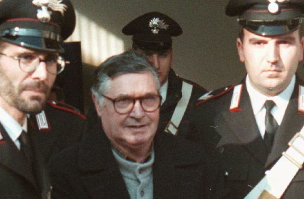 Als „Boss der Bosse“ war Riina (auf dem Foto vom 16. Januar 1996 zu einer Gerichtsverhandlung in Bologna gebracht) laut Ermittlungsbehörden Drahtzieher einer über mehrere Jahre umgesetzten Strategie, italienische Staatsanwälte, Polizisten und andere Gegner der Cosa Nostra zu ermorden. Er starb am 17. November 2017 in der Krankenabteilung des Hochsicherheitsgefängnisses in Parma.