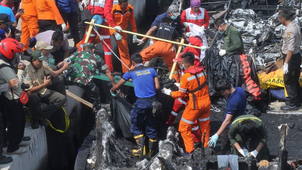  Eine Fähre war in Indonesien mit mehr als 230 Menschen an Bord zu einer Ferieninsel unterwegs, als ein Feuer ausbrach. Medienberichten zufolge stieg zuerst aus dem Maschinenraum Rauch auf. 17 Menschen werden vermisst, 22 verletzt in Krankenhäuser gebracht. 
