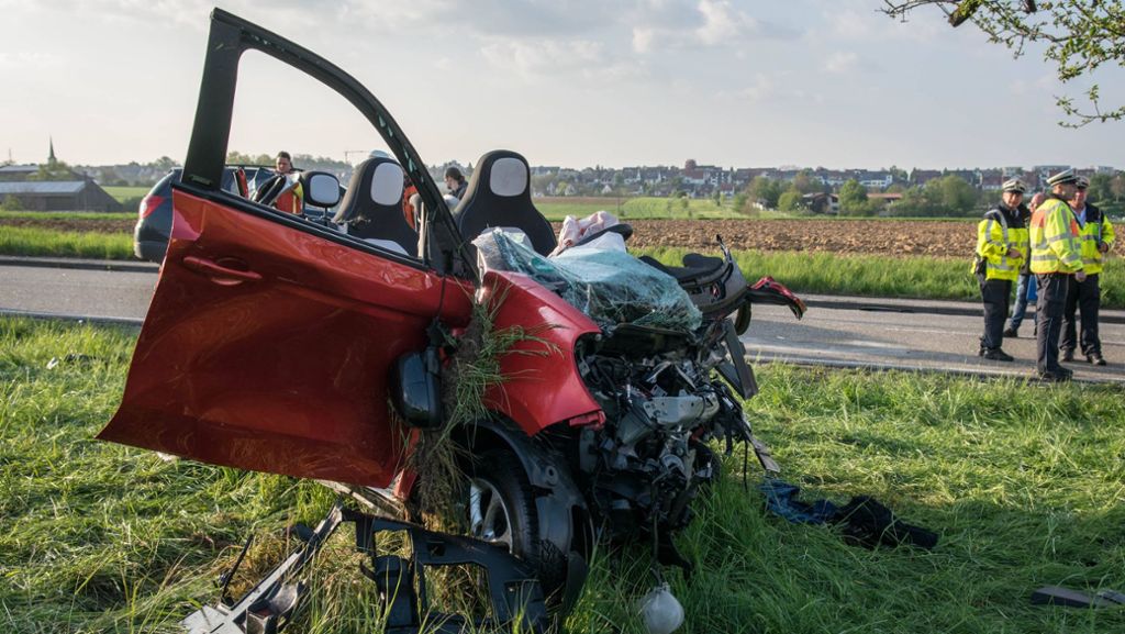 Straße zwischen Leonberg und Ditzingen: Mutter stirbt bei Horror-Unfall