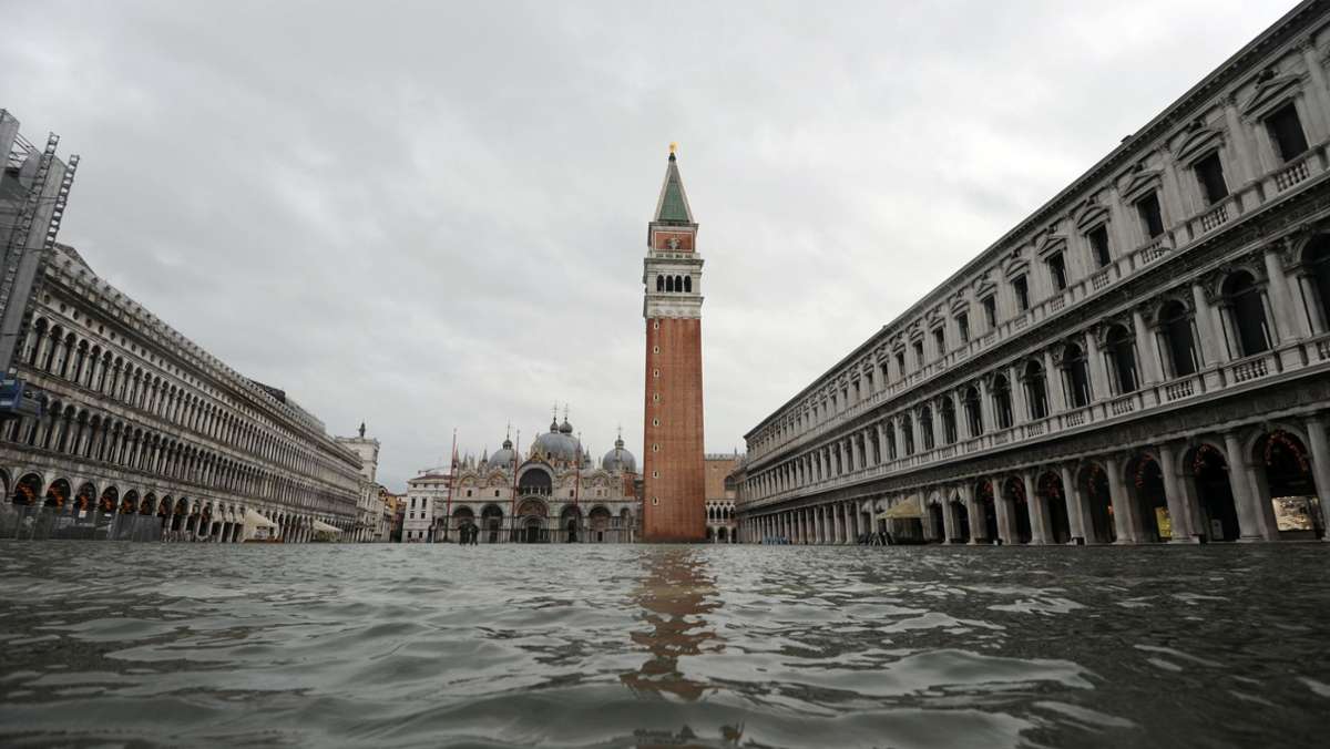 Hochwasser in Venedig: Markusdom in Venedig steht unter Wasser