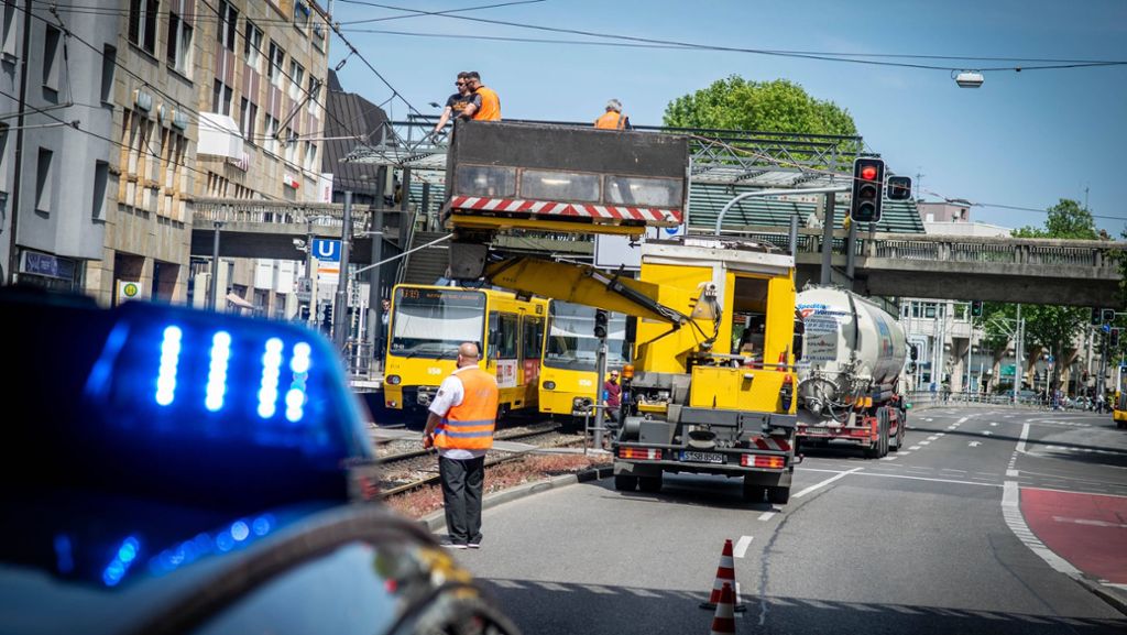 Lastwagen-Unfall in Stuttgart-Bad Cannstatt: Stadtbahn U2 wird von heruntergerissenem Seil beschädigt