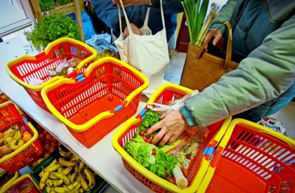In den Tafelläden können Bedürftige für wenig Geld Lebensmittel einkaufen. Foto: dpa