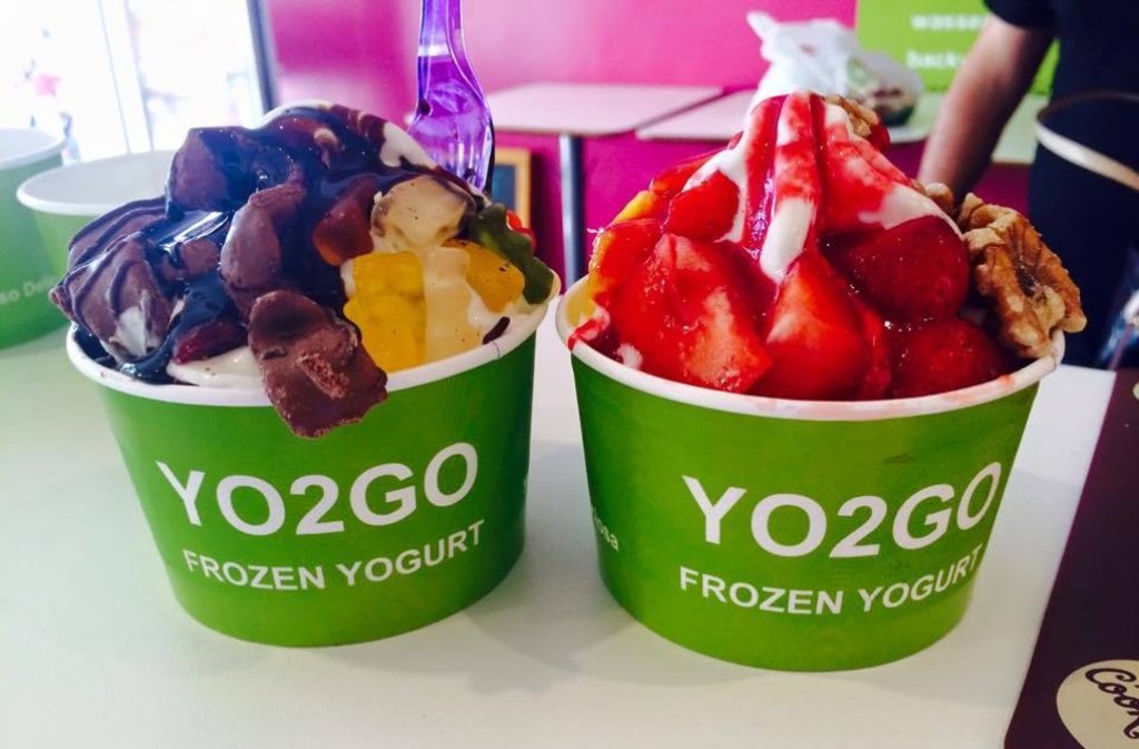 Yo2Go – Calwer Straße 43, 70173 Stuttgart. Für Frozen-Yoghurt-Fans ist das „Yo2Go“ die richtige Adresse. Der Trend aus Amerika erinnert an das hier bekannte Softeis und kann mit individuellen Toppings garniert werden. Von frischen Früchten, Gummibärchen oder Nüssen ist alles möglich.