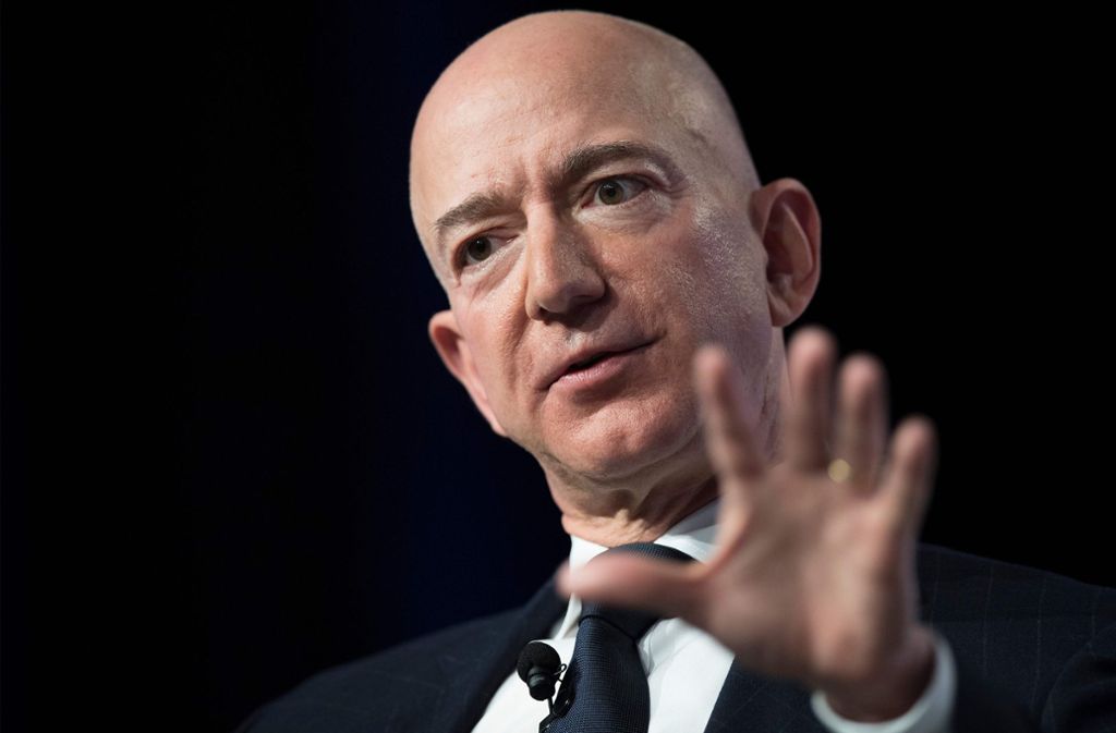 Der reichste Mann der Welt bleibt der Amazon-Chef Jeff Bezos: Er besitzt geschätzte 131 Milliarden Dollar.