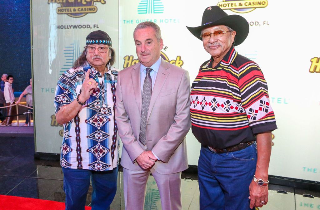 Jim Allen (Mitte) ist CEO des Hotels und Casinos und hat die Idee eines Gebäudes in Gitarrenform vor mehreren Jahren ins Rollen gebracht. Hier posiert er mit zwei Mitgliedern des Seminolen-Indianerstamms.