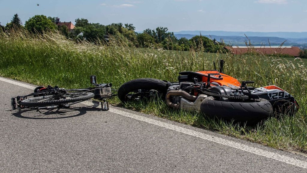 Unfall im Kreis Böblingen: Motorradfahrer stößt auf  Fahrradfahrerin – Zwei Schwerverletzte