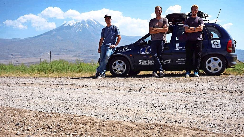 Drei Leonberger bei der Mongolei-Rallye: Wenn auf drei Fahrspuren plötzlich fünf Autos sind