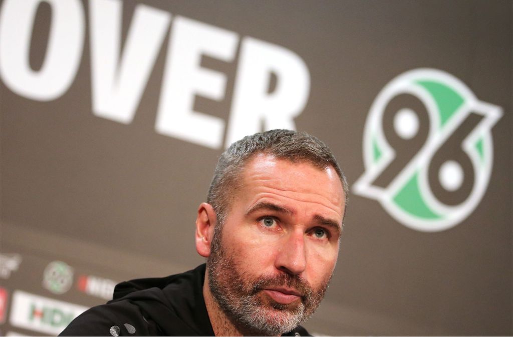 Tim Walters Zukunft beim VfB ist nach dem Unentschieden gegen Hannover weiter offen. Foto: Pressefoto Baumann