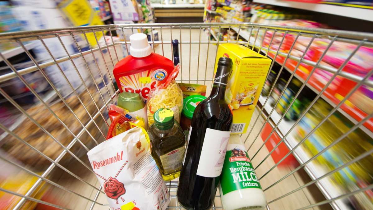  Tanken, Supermarkt oder Friseurbesuch – Verbraucher müssen für Vieles tiefer in die Tasche greifen. Das Leben wird teurer, weil die Inflationsrate so hoch ist wie seit 28 Jahren nicht mehr. 