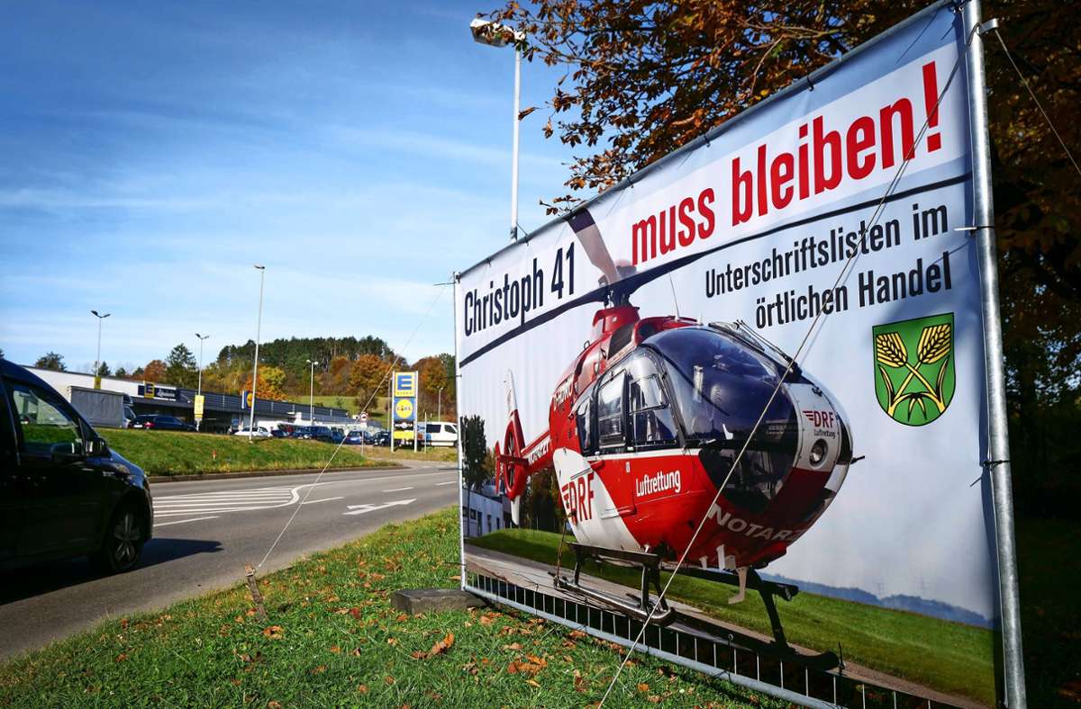 In Heimsheim werben Plakate für den Erhalt des Leonberger Standorts. Foto: Simon Granville