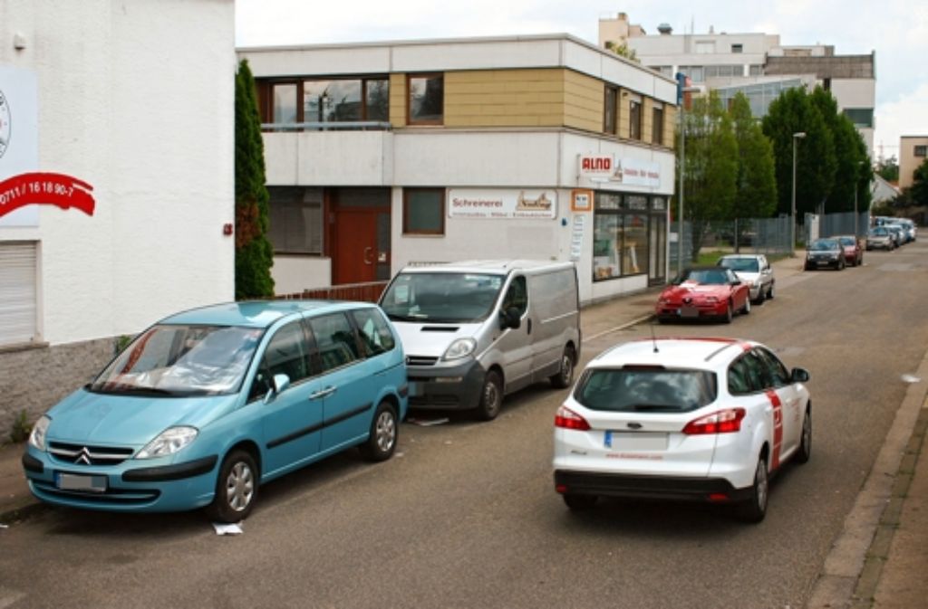 Ein Eigentümer geht davon aus, dass künftig auch die Parkplätze an der Kupferstraße wegfallen. Die SSB bestreiten dies. Foto: Kai Müller