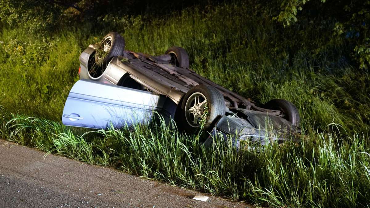 Unfall auf A8 bei Kirchheim/Teck: Auto überschlägt sich – Polizei findet Drogen