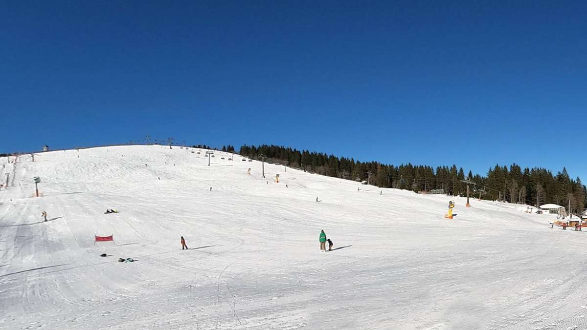  Die Parkplätze an den Skihängen entlang der Schwarzwaldhochstraße sind schon am Vormittag ausgelastet: Am Samstag zieht es wegen des guten Wetters viele Skifahrer und Ausflügler auf den Berg. 