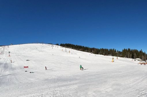 Das gute Wetter lockt auch Skifahrer an (Archivbild). Foto: imago images/Eibner/Hahne /Eibner-Pressefoto