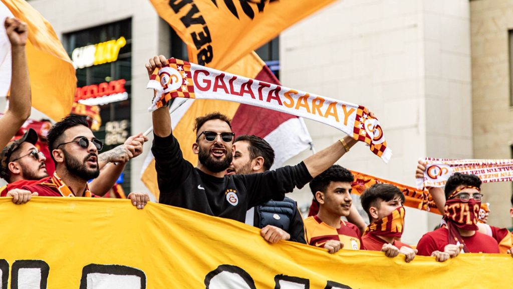 Fans feiern am Stuttgarter Schlossplatz: Galatasaray zum 22. Mal türkischer Fußball-Meister