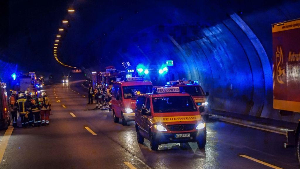 Die Tunnelröhren des Engelbergtunnels sind am am frühen Freitagmorgen zweimal gesperrt worden. Bereits am in der Nacht zum Donnerstag hatte es einen ähnlichen Vorfall gegeben.