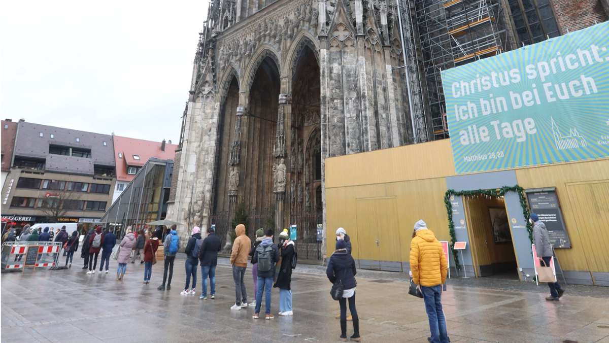  Bei einer Impfaktion im Ulmer Münster haben zum Jahreswechsel Hunderte ihren Corona-Virusschutz erhalten. Bei einigen kam das weniger gut an. 