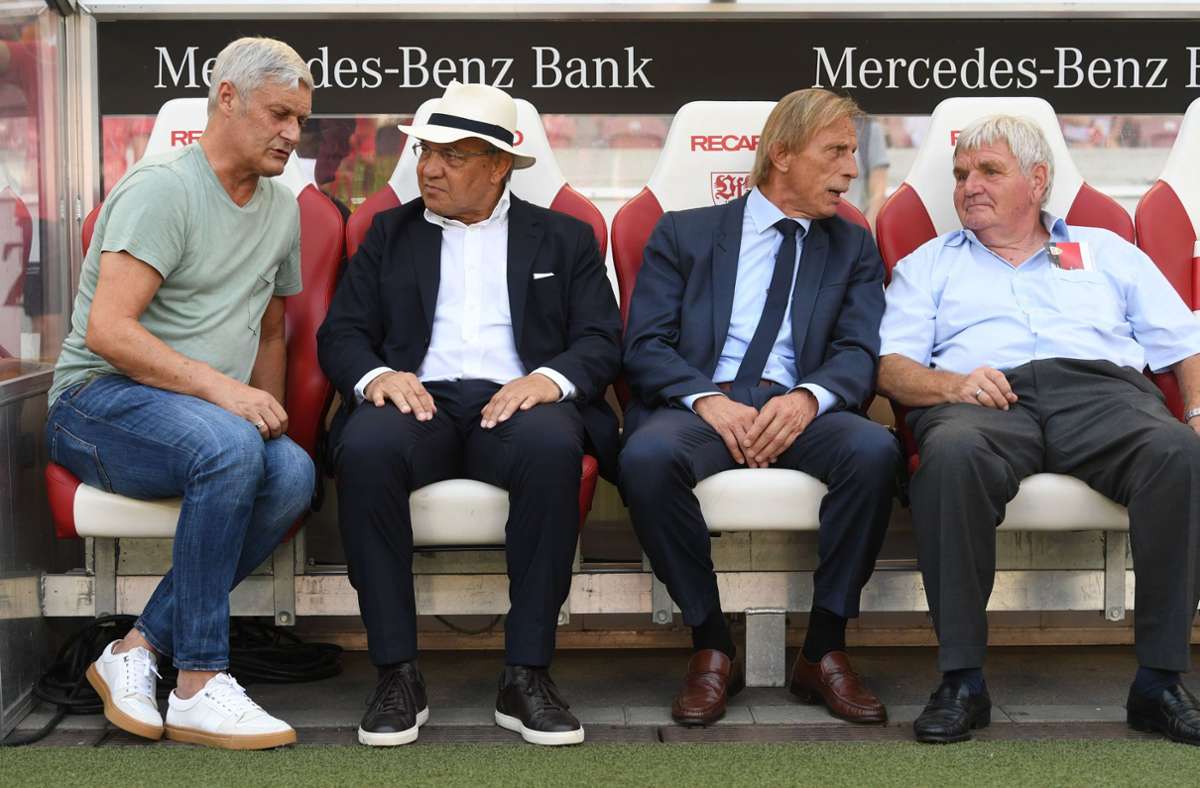 Das Spiel findet im Rahmen der Feierlichkeiten zum 125-Jahr-Jubiläum statt. Zu Gast sind deshalb viele VfB-Legenden, darunter die Ex-Trainer Armin Veh, Felix Magath, Christoph Daum und Jürgen Sundermann (v.li.)