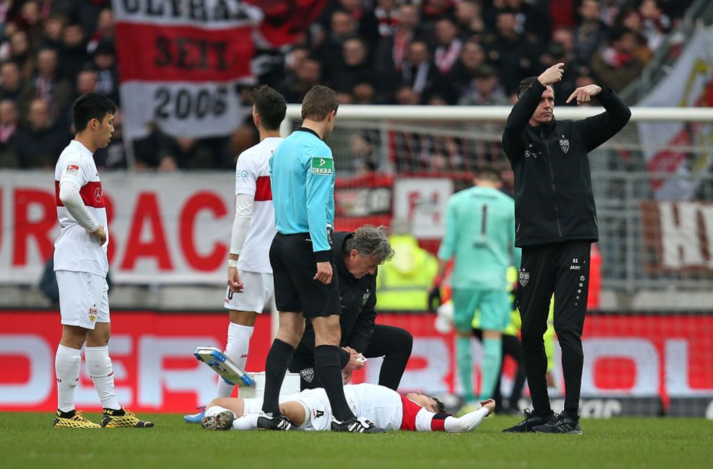 Nichts geht mehr: VfB-Kapitän Marc Oliver Kempf (am Boden) muss verletzt ausgewechselt werden. Foto: Baumann