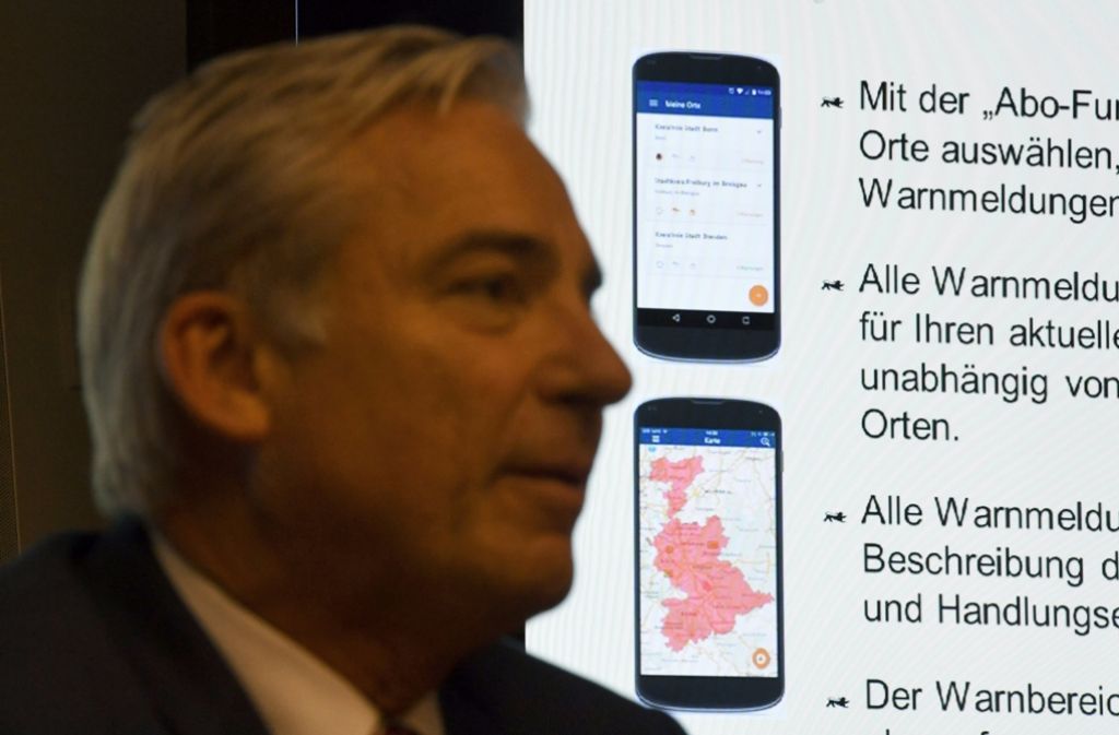 Landesinnenminister Thomas Strobl gab am Freitag das Startsignal für die Warn-App Nina. Foto: dpa
