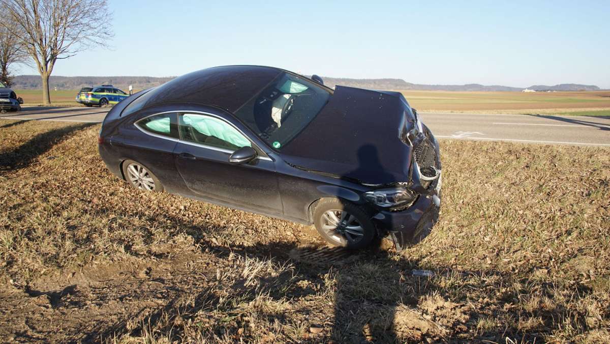  Ein Opel-Fahrer kommt mit seinem Wagen von einem Feldweg und will auf eine Kreisstraße einbiegen. Er missachtet laut Polizei die Vorfahrt und trifft mit seinem Wagen auf einen Mercedes. Beide Personen erleiden schwere Verletzungen. 