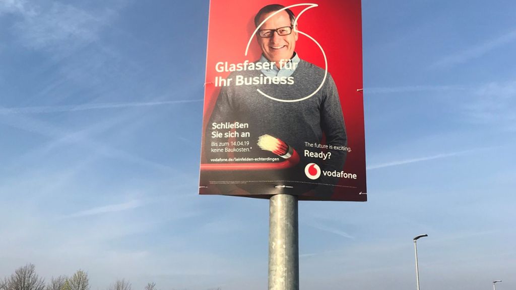  Einige Tage lang war die Stadt Leinfelden-Echterdingen übersät von roter Werbung. Doch der Mobilfunkkonzern hatte keine Genehmigung dafür. 