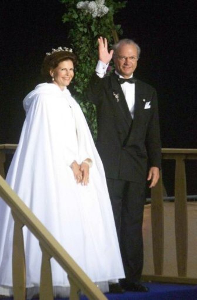 2001: Königin Silvia und König Carl Gustaf bei der Gala zu Ehren ihrer Sibernen Hochzeit.