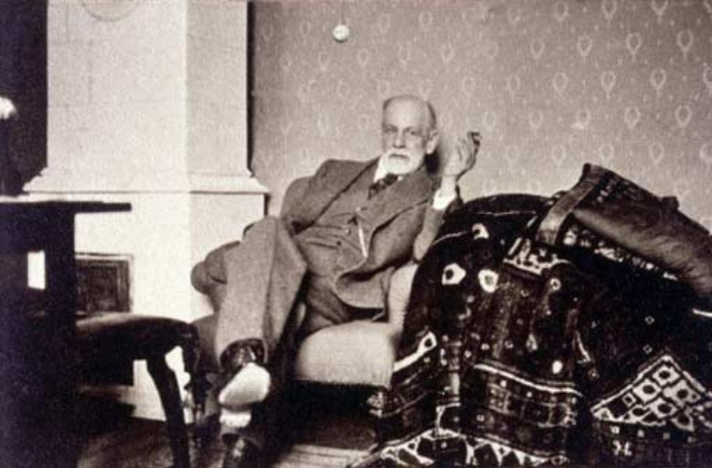 Sigmund Freud, österreichischer Arzt und Begründer der Psychoanalyse, auf seiner berühmten Couch. Die Aufnahme stammt vermutlich aus dem Jahr 1932. Foto: AP