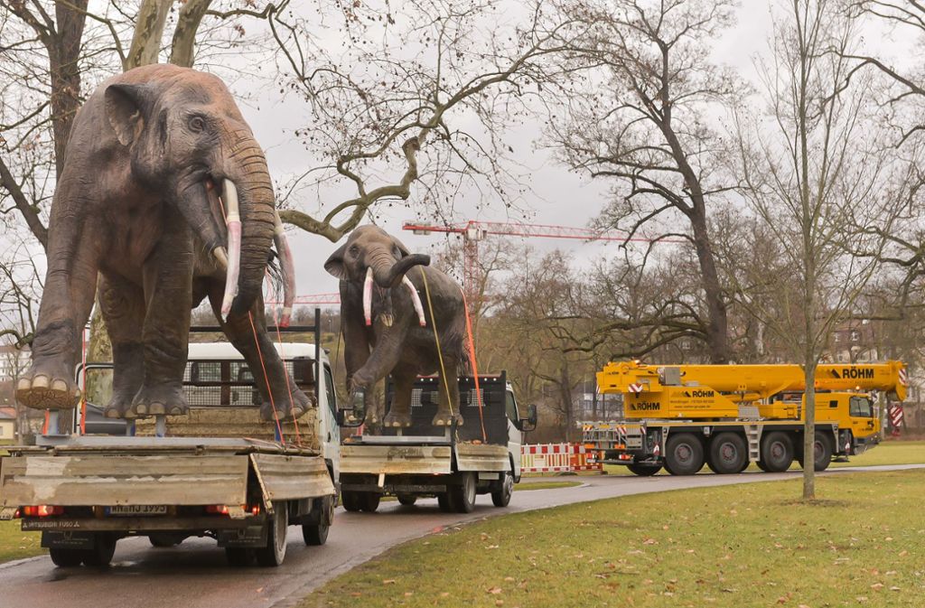 Zuvor waren zwei Modelle auf Lastwagen an das Ufer des Museumsteichs des Naturkundemuseums am Löwentor gefahren worden – dort sollen die Elefanten ab sofort stehen.