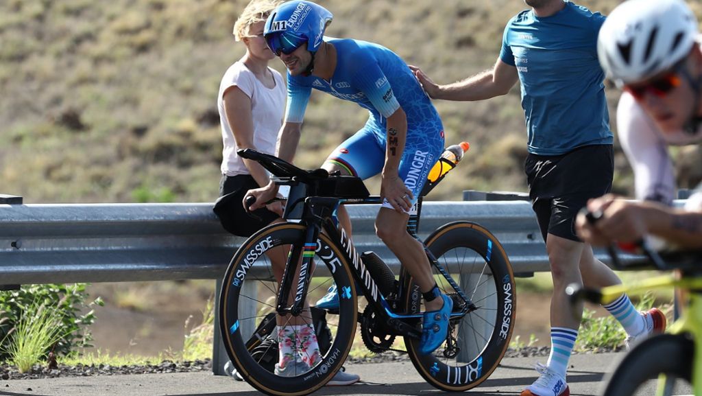  Der zweimalige Ironman-Weltmeister Patrick Lange hat seinen Traum vom dritten Hawaii-Triumph in Serie früh begraben müssen. Lange stieg rund zweieinhalb Stunden nach dem Rennstart von seinem Rad. 