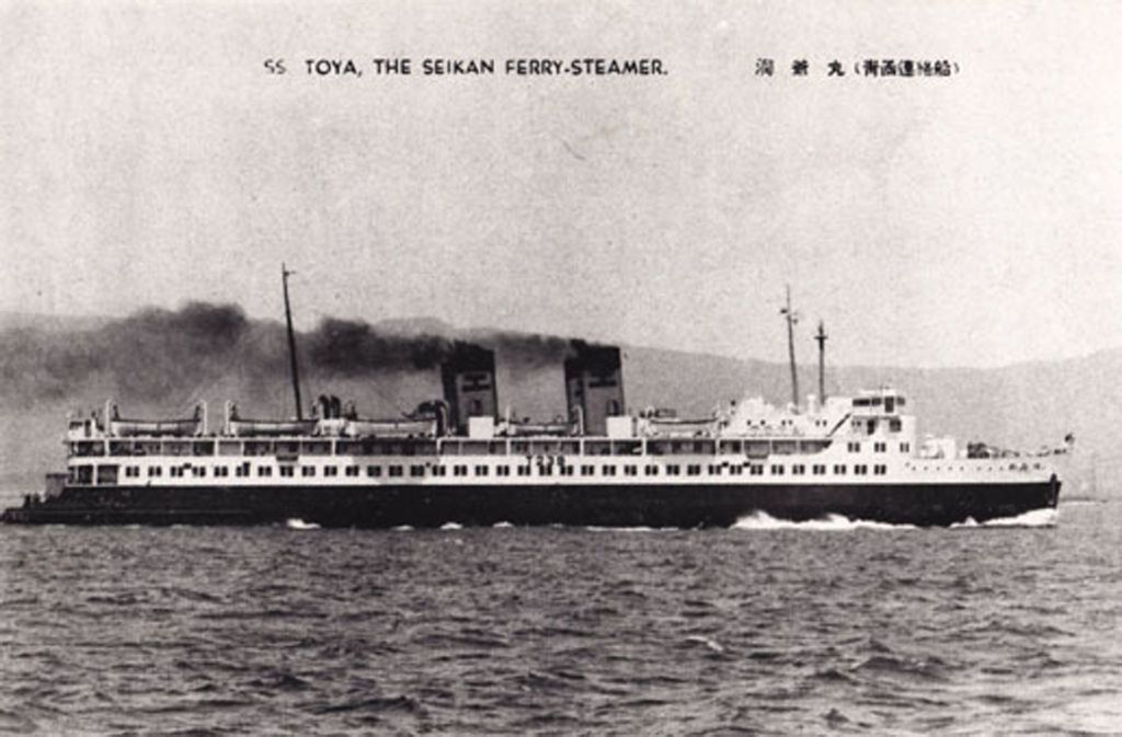1153 Tote: Das japanische Fährschiff Toya Maru sinkt am 26. September 1954 in einem Taifun vor der japanischen Insel Hokkaido. Offiziell sterben 1153 Menschen. Die Eisenbahnfähre gehörte der Japanischen Staatsbahn, welche die Insel Hokkaidō über die Tsugaru-Straße mit der Insel Honshū verband.