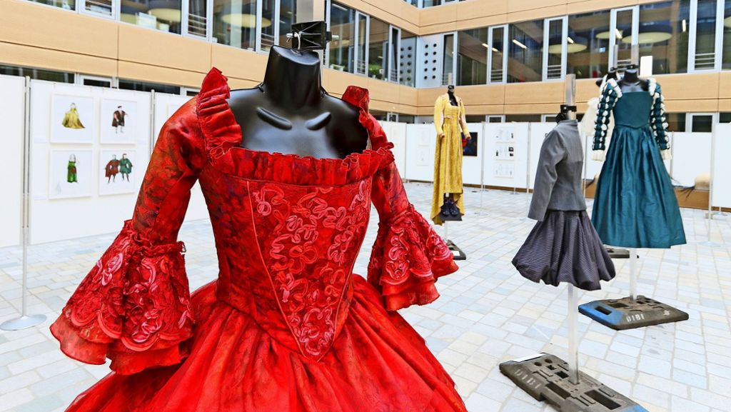 Ausstellung im Kreishaus Ludwigsburg: Sneaker zum Renaissance-Kleid