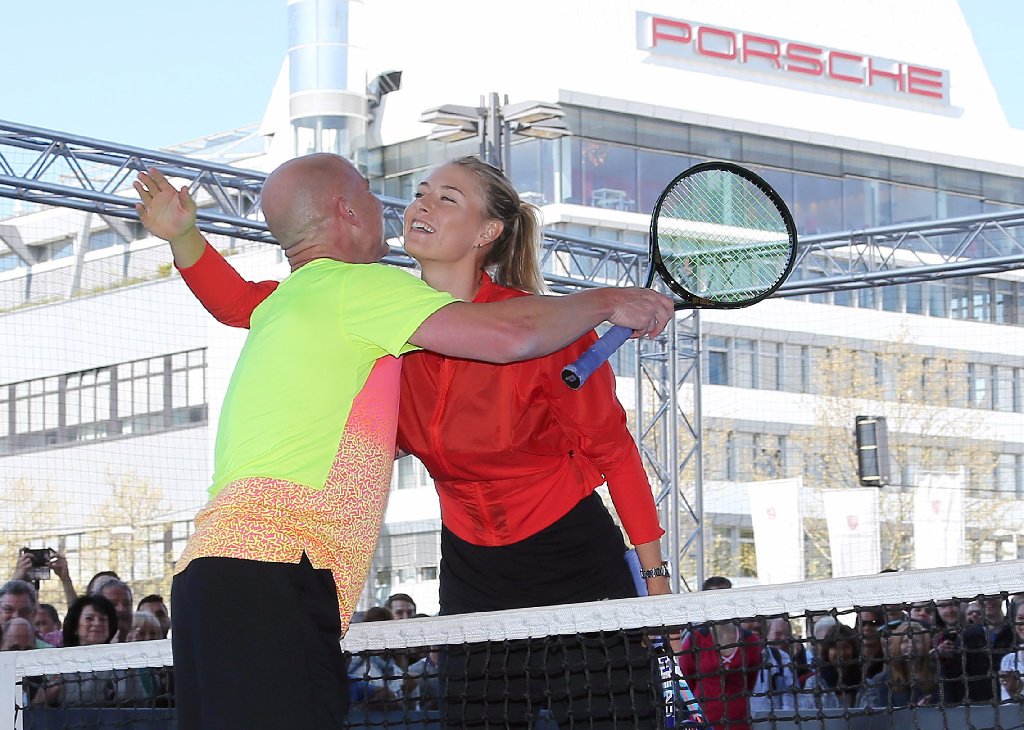 Ein Küsschen unter Sparringspartnern: Maria Scharapowa und Andre Agassi nach ihrem Showkampf vor dem Porsche-Museum in Stuttgart. Foto: Pressefoto Baumann