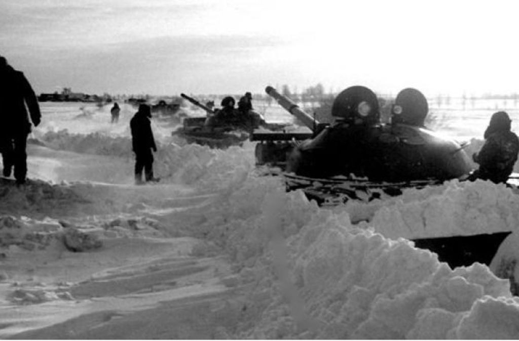 Mit Kampfpanzern bahnen sich Pioniertruppen der Nationalen Volksarmee einen Weg durch das Schneechaos.