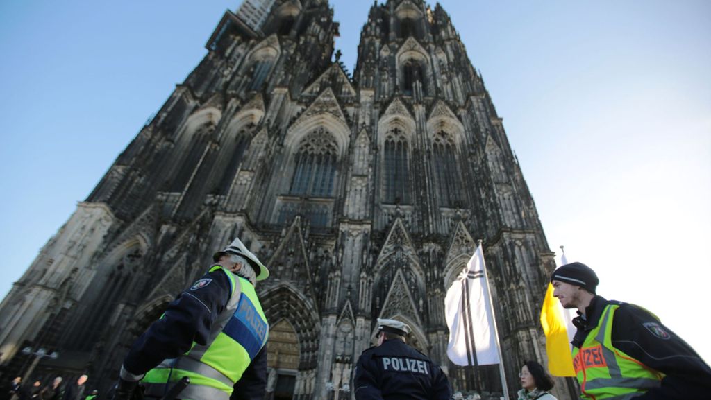Am Kölner Dom: Passanten Glied gezeigt – Polizisten nehmen Exhibitionist fest