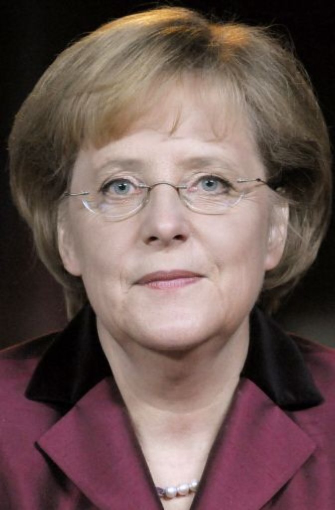 ... Angela Merkels eigene Wahl fällt da auf etwas Dezenteres. Übrigens: Als sie die Neujahrsansprache zum Jahr 2008 erstmals mit Brille hielt, war das am nächsten Tag das Gesprächsthema.