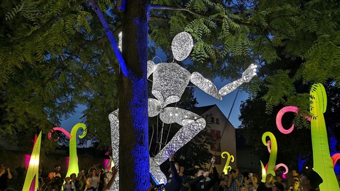 Riese Dundu ist der Star: Schlosspark  beim  Lichterfest voll wie noch nie