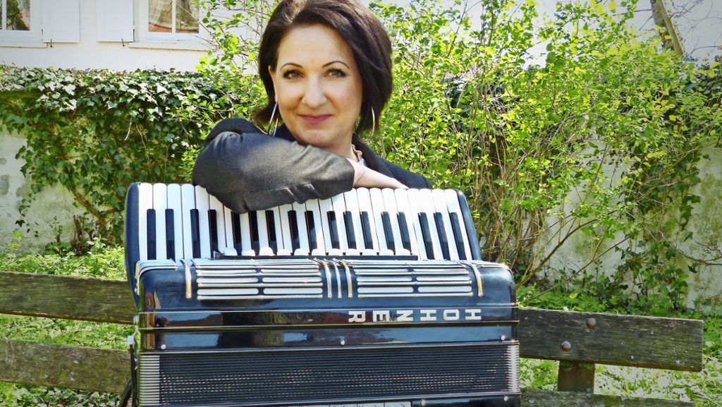 Göppingerin liebt ihr Akkordeon: Musikerin spielt für Trauernde