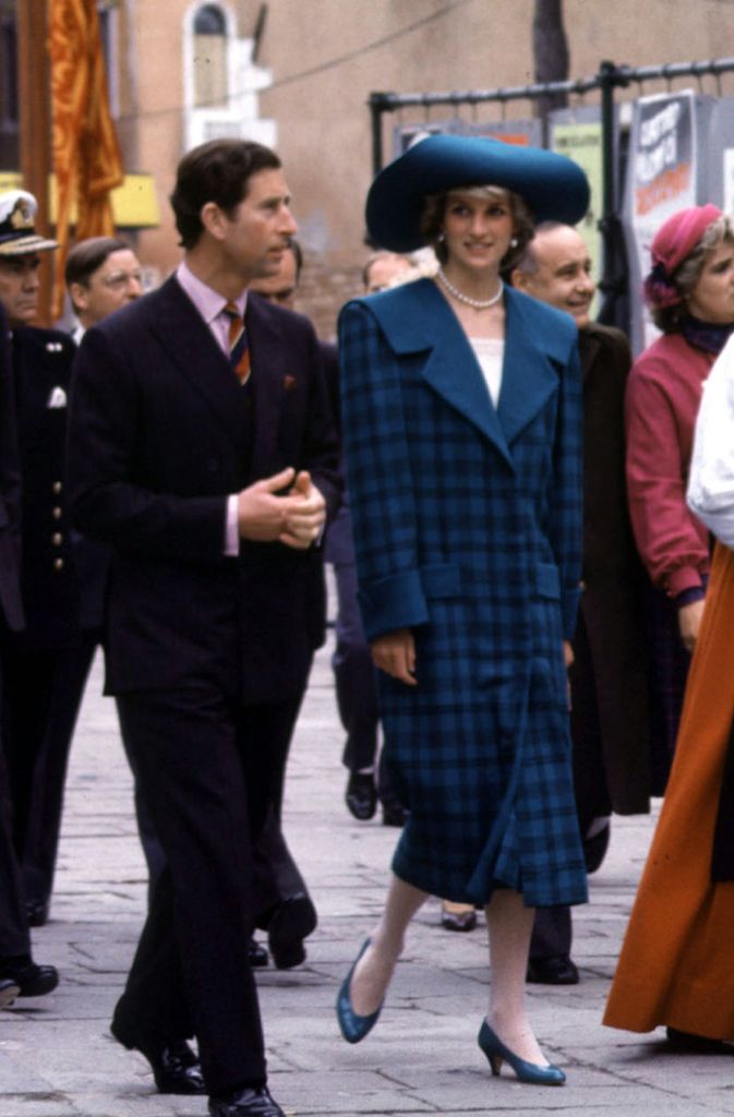 1985: In Venedig trägt Prinzessin Diana einen groß-karierten grün-blauen Wollmantel des Designers David Emanuel – auf den Modeseiten wurde er damals als “Pferdedecke“ verschmäht.