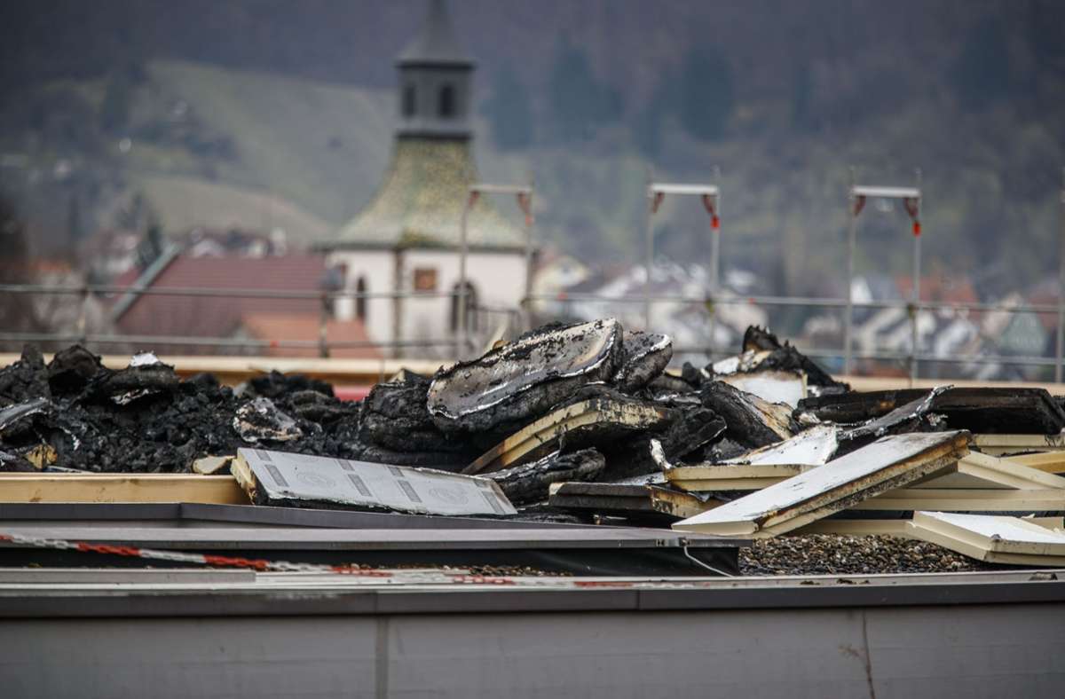 Nach dem Brand des Korber Hallenbads beginnen die Aufräumarbeiten. Foto: Gottfried Stoppel