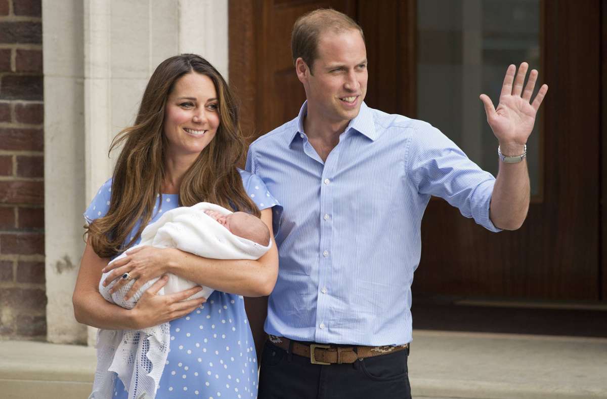 Ein Star von Geburt an: Prinz George verlässt mit seinen Eltern das Krankenhaus, in dem er das Licht der Welt erblickte.