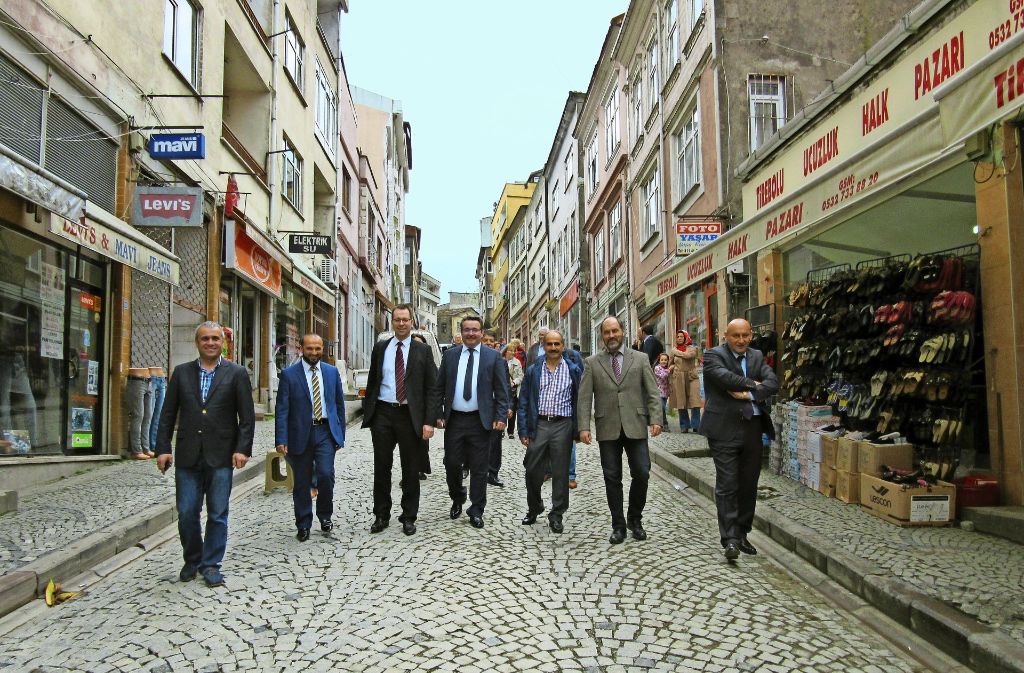 Eine Marbacher Delegation schlendert mit türkischen Gastgebern durch die Altstadt von Tirebolu. Foto: privat