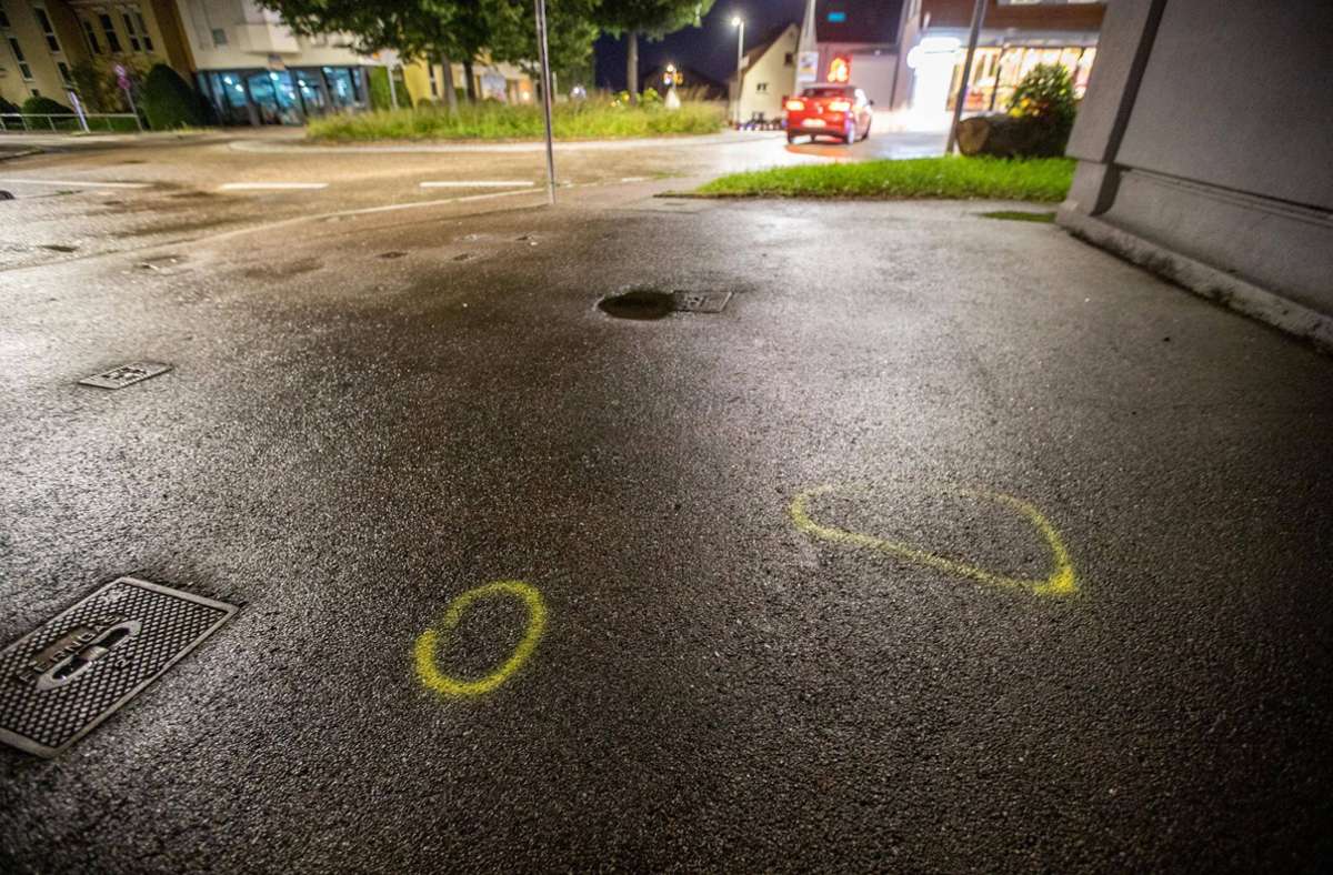 Die Polizei markierte am Tatort Spuren mit gelber Farbe.