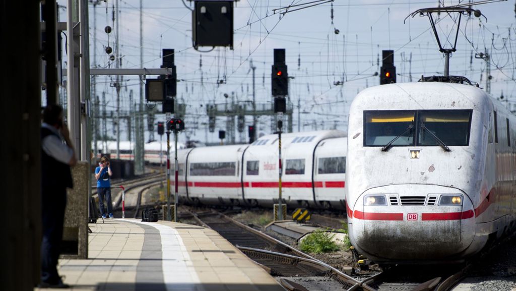 ICE von Ulm nach Stuttgart: Mann schlägt Zugbegleiter mit der Faust ins Gesicht