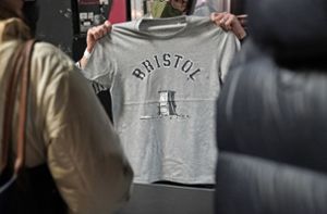 Banksy entwirft T-Shirt zum Sturz von Sklavenhalter-Statue in Bristol