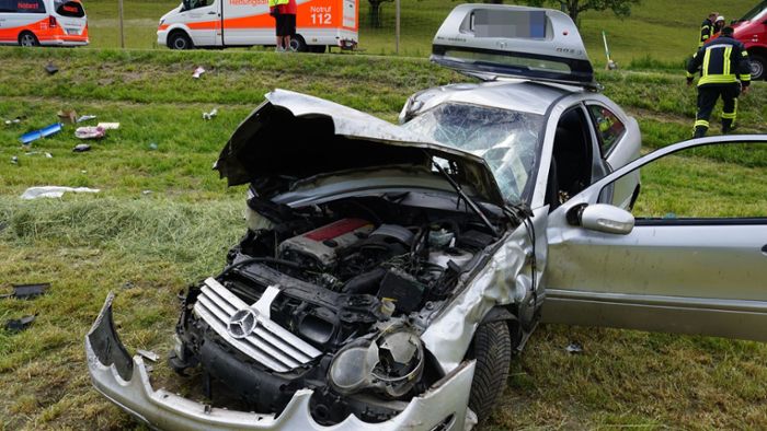 Mercedes überschlägt sich mehrfach – vier Schwerverletzte