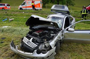 Mercedes überschlägt sich mehrfach – vier Schwerverletzte
